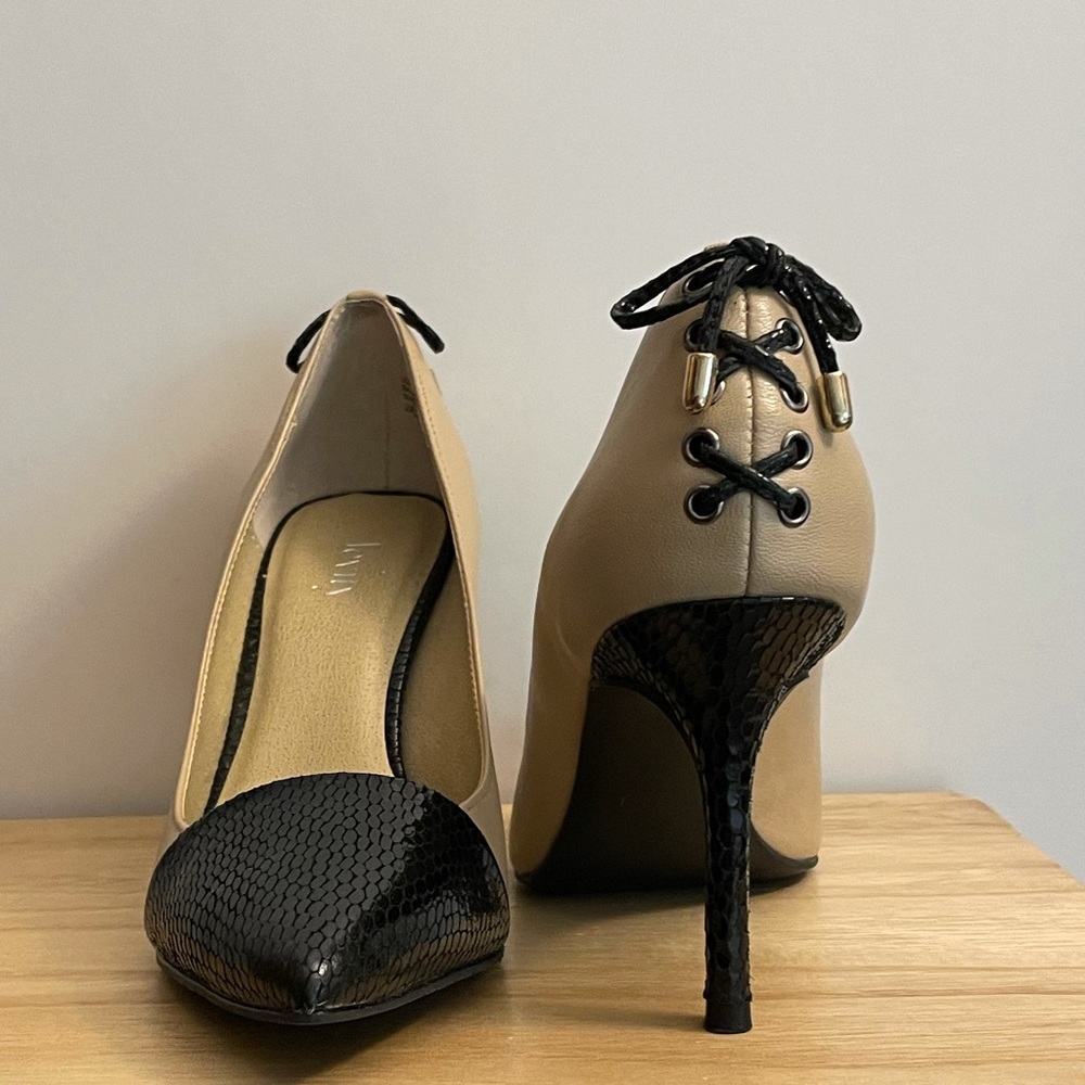 Levity Jalone Tan/Black Leather 3.5” Heeled Pumps Size 6